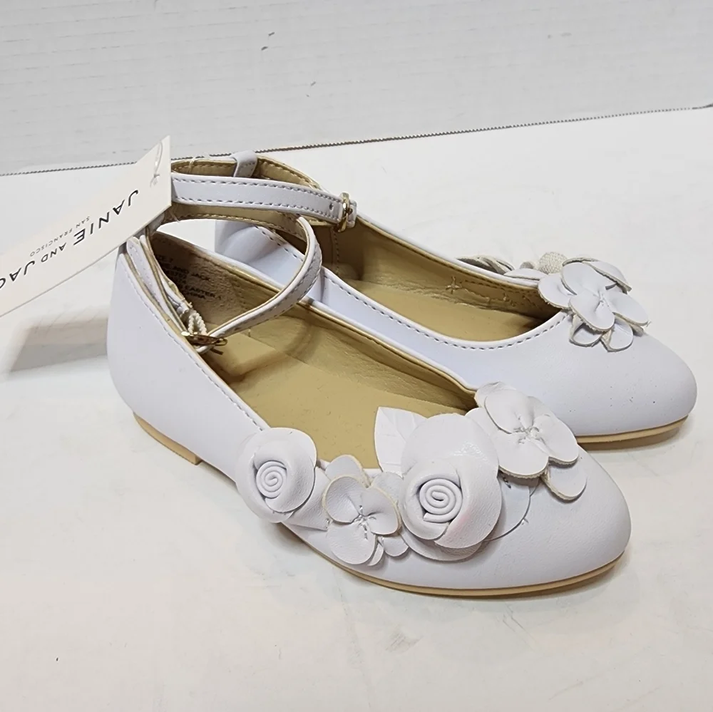 NWT Janie and Jack White almond toe flower ballet flats. Kids‎ size 7.